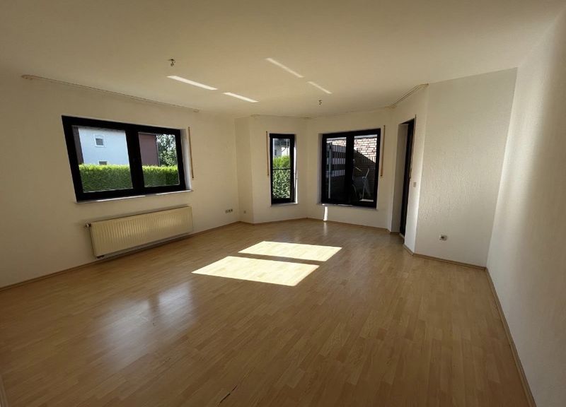Moderne Erdgeschosswohnung mit Terasse und PKW-Stellplatz
